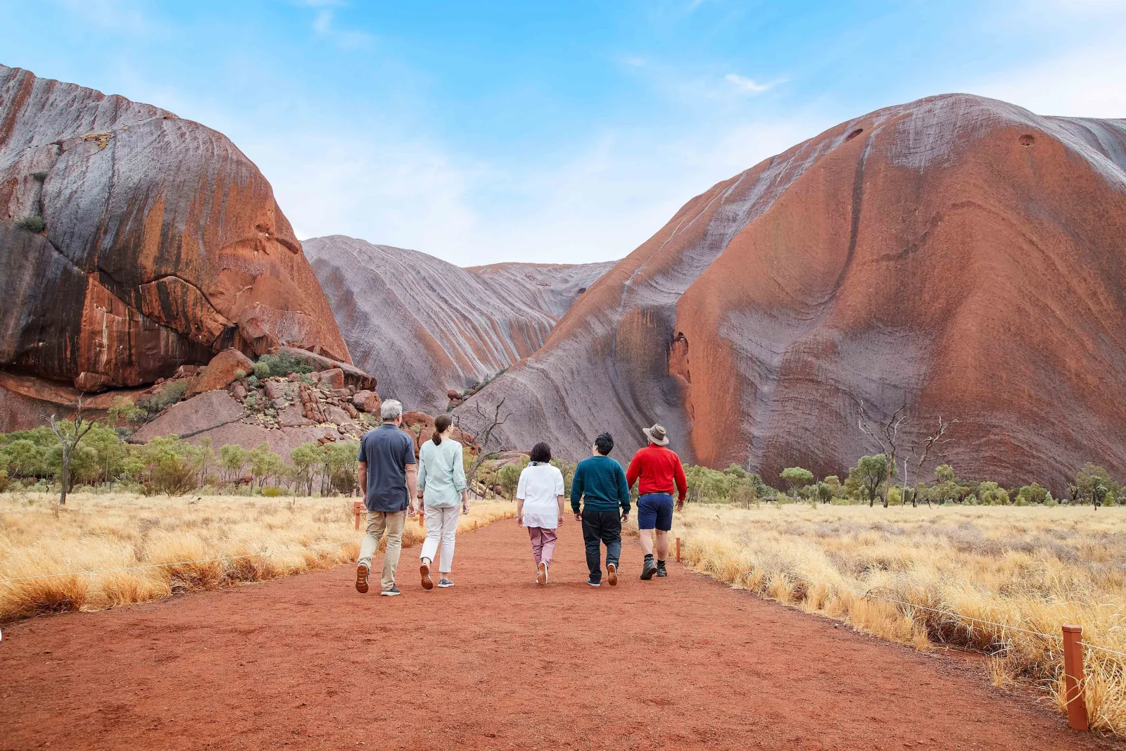 Uluru: Guided Walking Tour at Sunrise with Light Breakfast